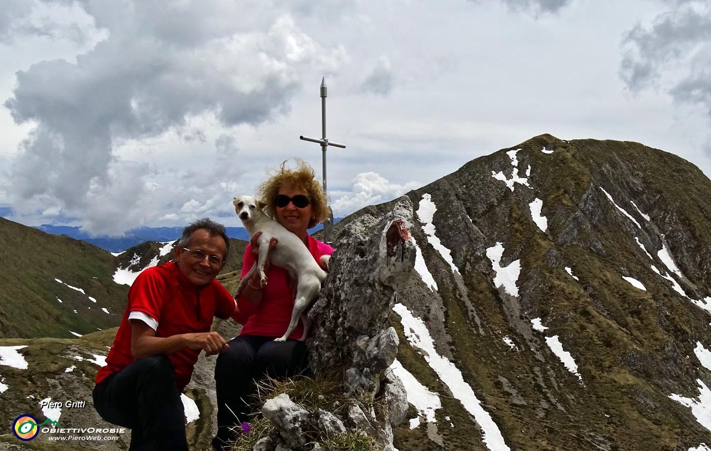 55 Piccola croce su roccetta con vista in Cima degli Agnelli.JPG -                                